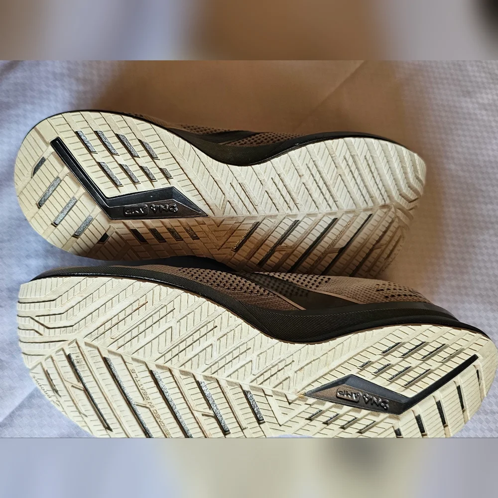 Brooks‎ White and Gray Athletic Shoes - Picture 3 of 6